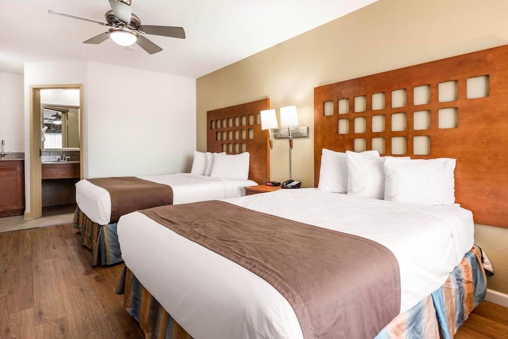 Rodeway Inn&suites Lauderdale Airport&cruise Port 3*